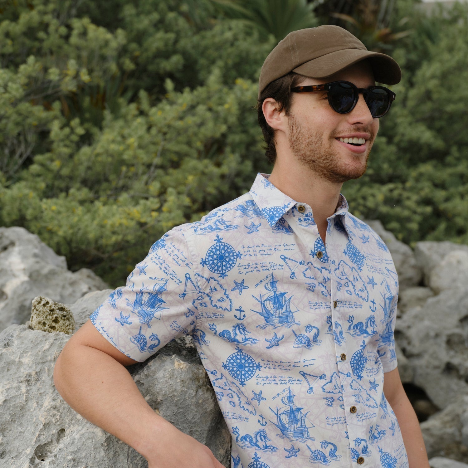 Outfit playa hombre: Camisas hawaianas para disfrutar Semana Santa 2025