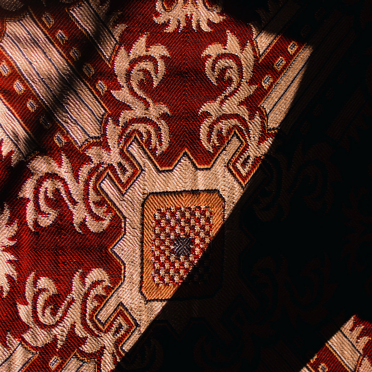 LA HISTORIA DEL BORDADO Y SU APORTACIÓN A LA INDUMENTARIA TEXTIL