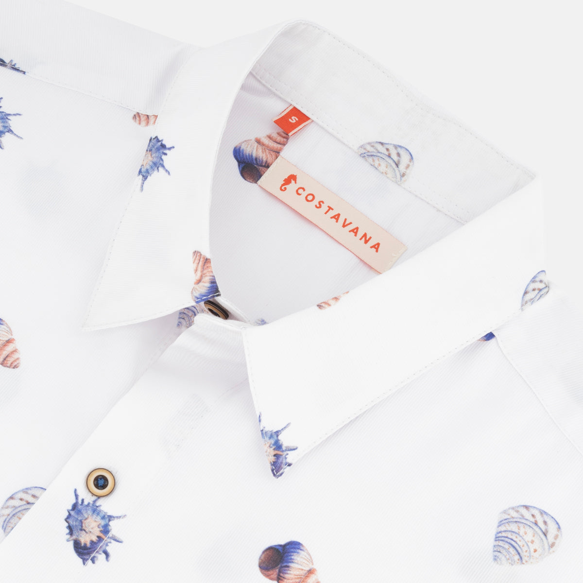 Detalles de estampado en camisa para hombre