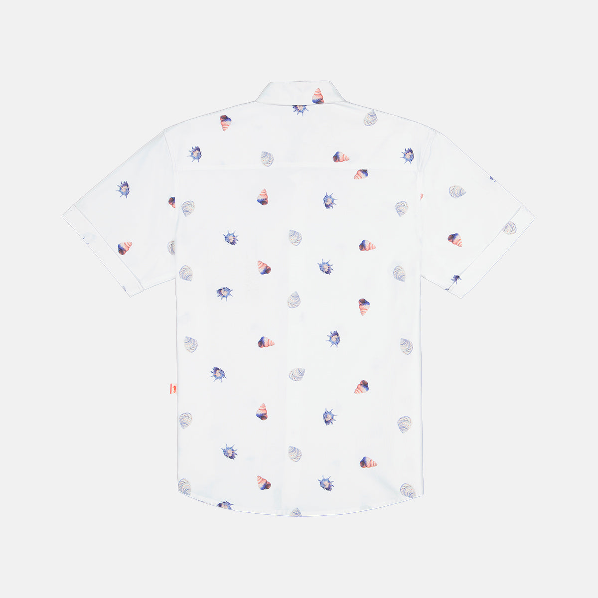 Detalles de estampado en espalda de camisa costavana