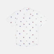 Detalles de estampado en espalda de camisa costavana