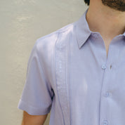 camisa guayabera manga corta para hombre turron acercamiento