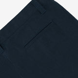 Detalle de bolsillo en pantalon slim fit hombre color azul