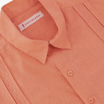 Detalle de bordado en guayabera hombre color naranja