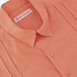 Detalle de bordado en guayabera hombre color naranja