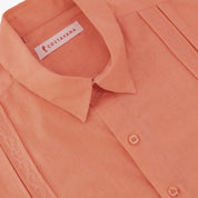 Detalle de bordado en guayabera hombre color naranja