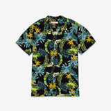 Camisa hawaiana negra con estampado.