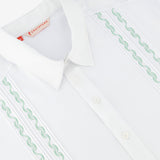 Detalle en guayabera blanca con bordado verde