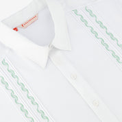 Detalle en guayabera blanca con bordado verde