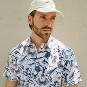 camisa hawaina casual hombre estampado marino acercamiento 