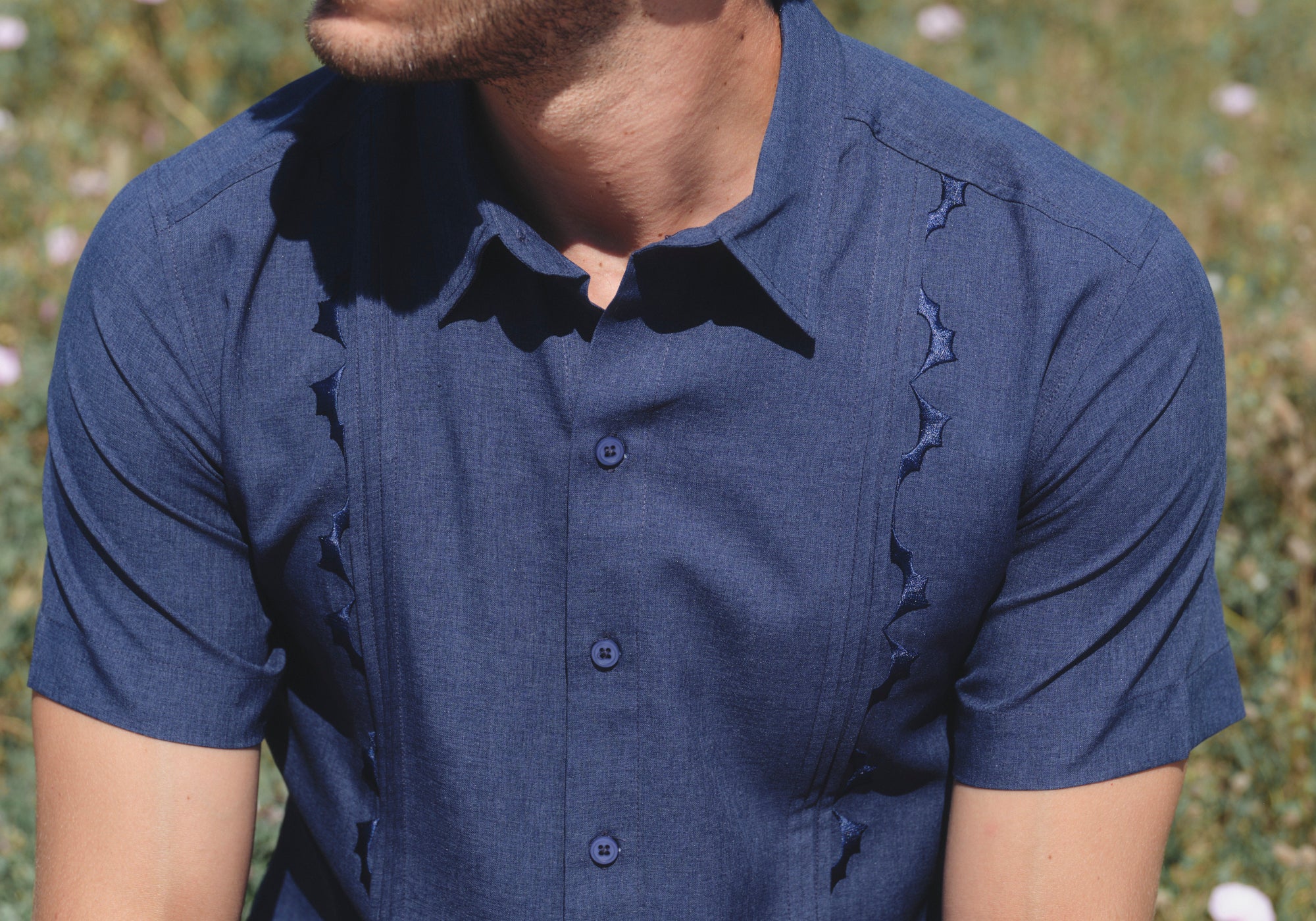 CAMISA_SF_POLIESTER_QUIRO_DETAIL.jpg