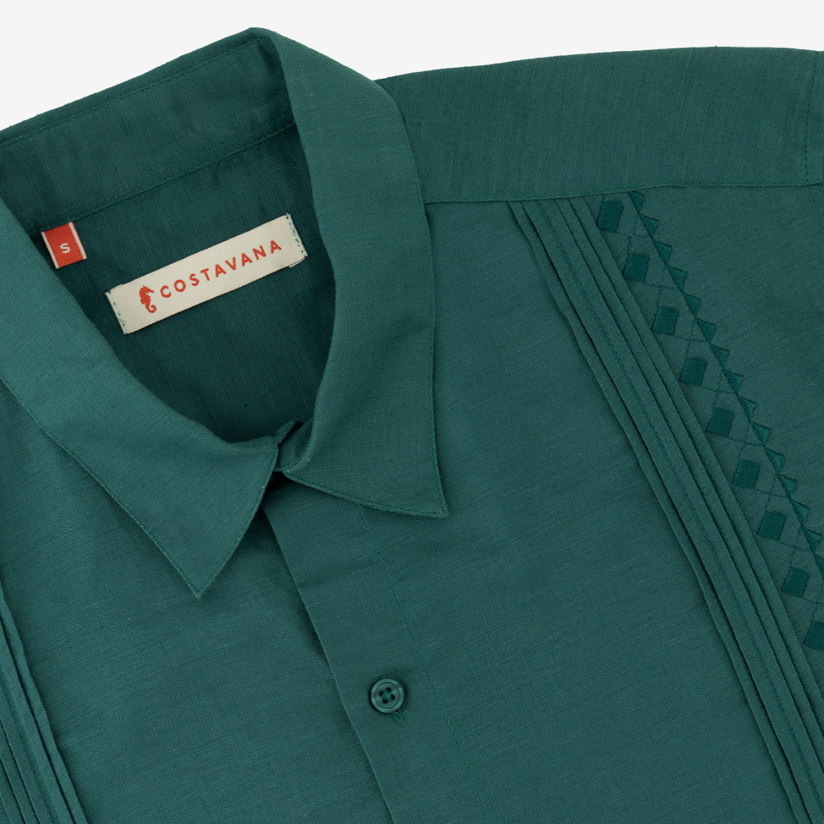 Detalle de bordado en camisa para hombre color verde