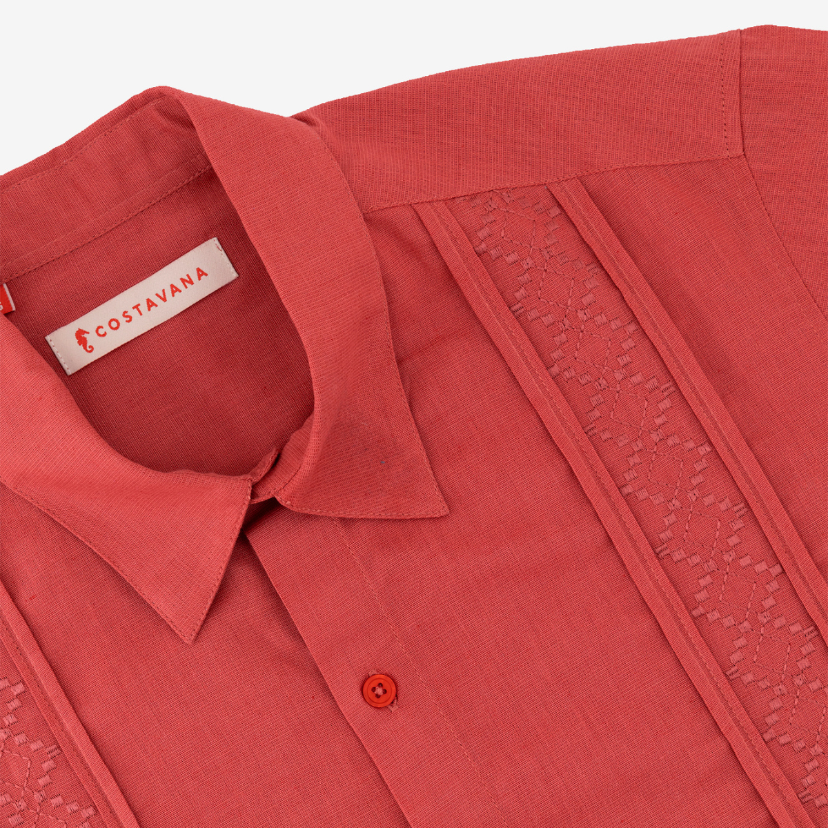 Detalle de bordado en camisa oversize hombre color rojo