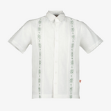 Camisa guayabera blanca con bordado verde.