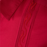 Detalle de bordado en guayabera hombre color rojo