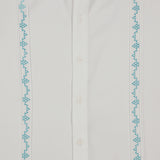 Detalle de bordado guayabera azul