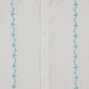 Detalle de bordado guayabera azul