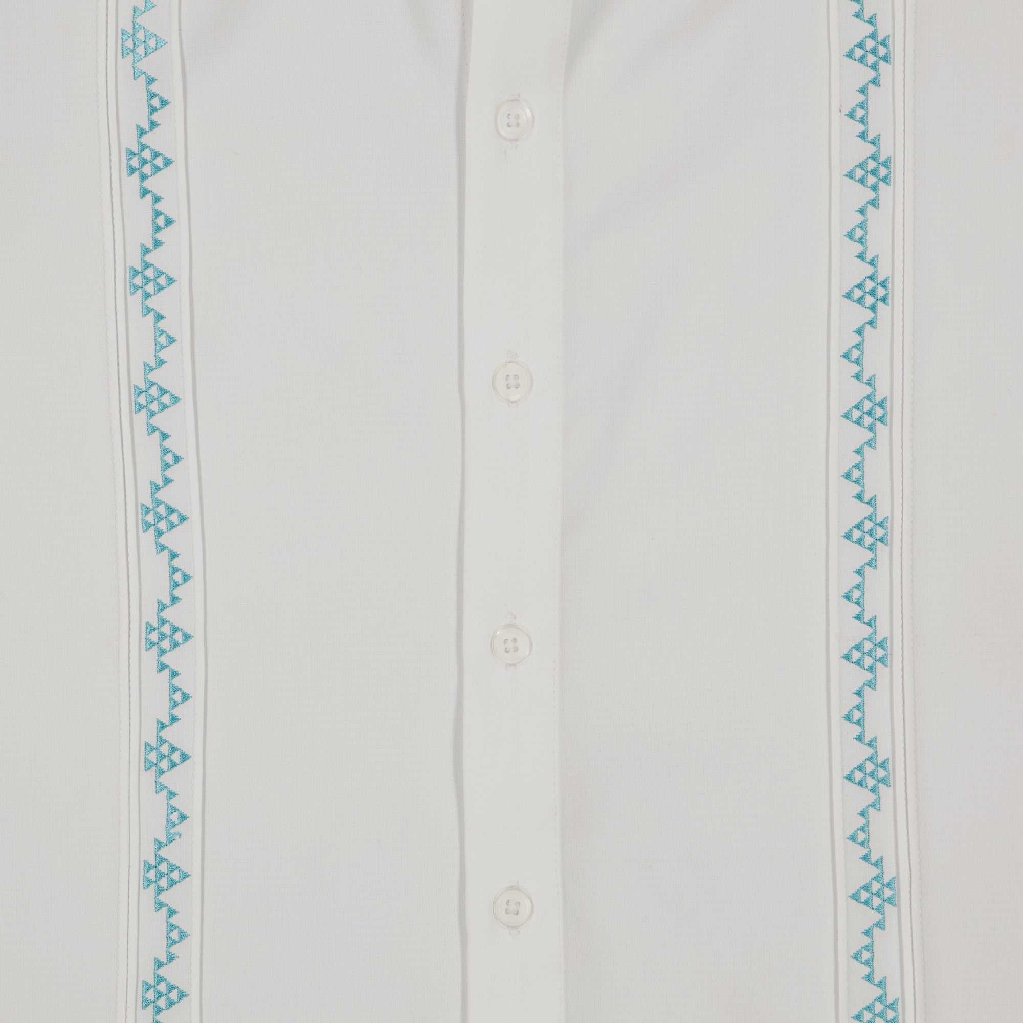 Detalle de bordado guayabera azul