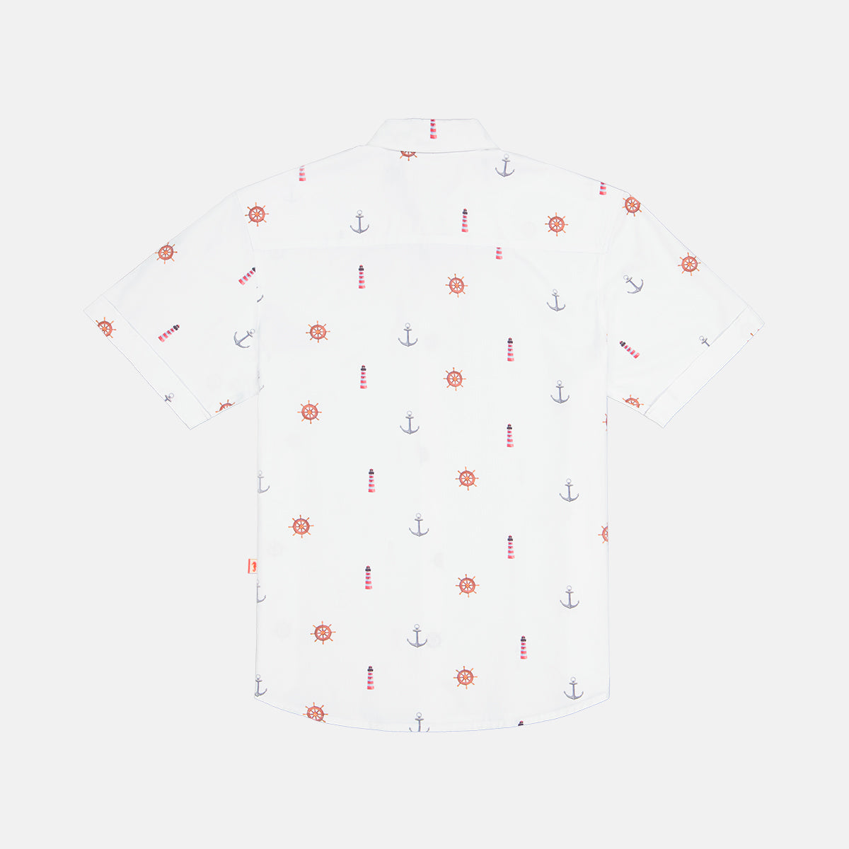 Espalda con estampado de faros y anclas en camisa marca Costavana