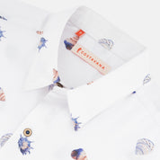 Detalles de estampado en camisa para hombre