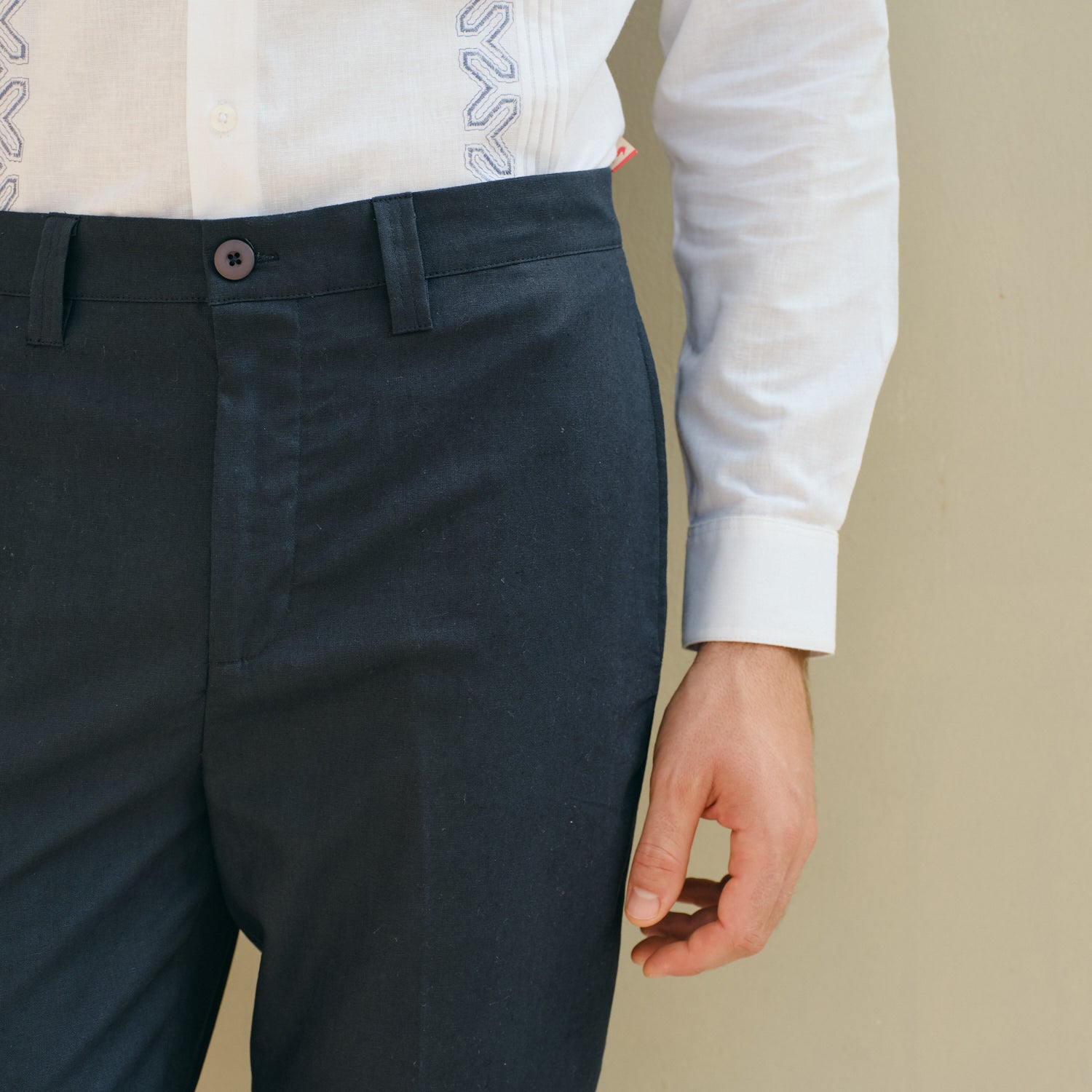 Detalles en pantalon de vestir hombre color azul