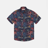 Camisa hawaiana con estampado de pulpo en azul y rojo.