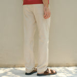 pantalon para hombre slim fit beige parte tracera 