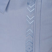 Detalle de bordado en camisa guayabera