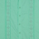 Detalle de bordado en camisa color jade