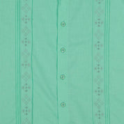 Detalle de bordado en camisa color jade