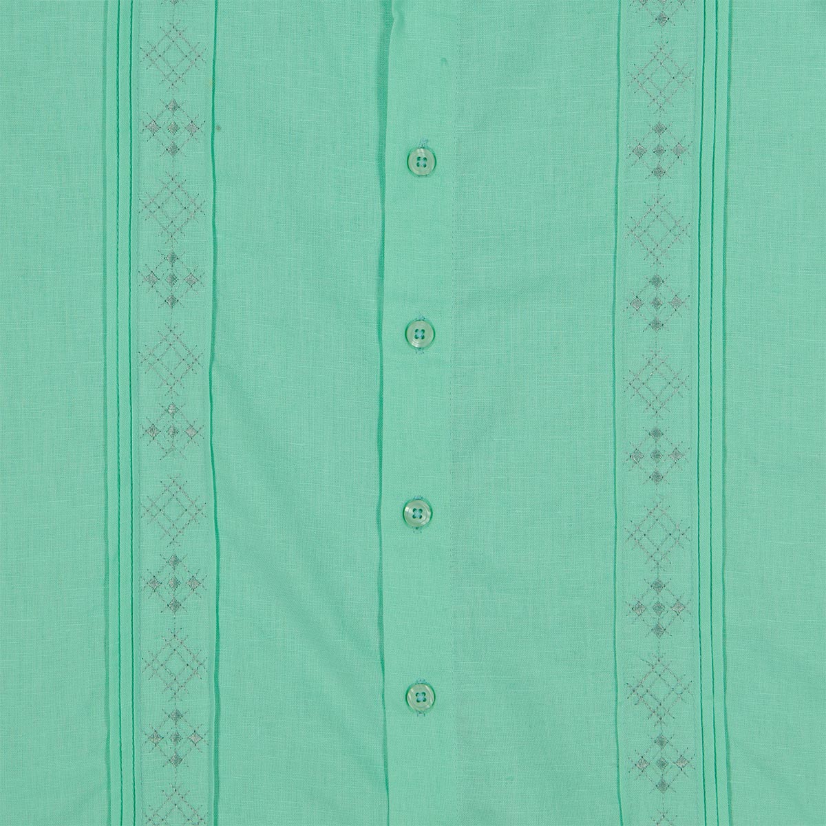 Detalle de bordado en camisa color jade
