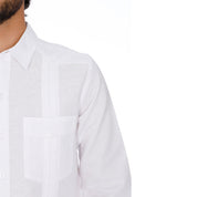 Detalle de guayabera  modelo tradicional para hombre bolsillo