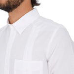 Detalle de guayabera modelo  tradicional para hombre acercamiento