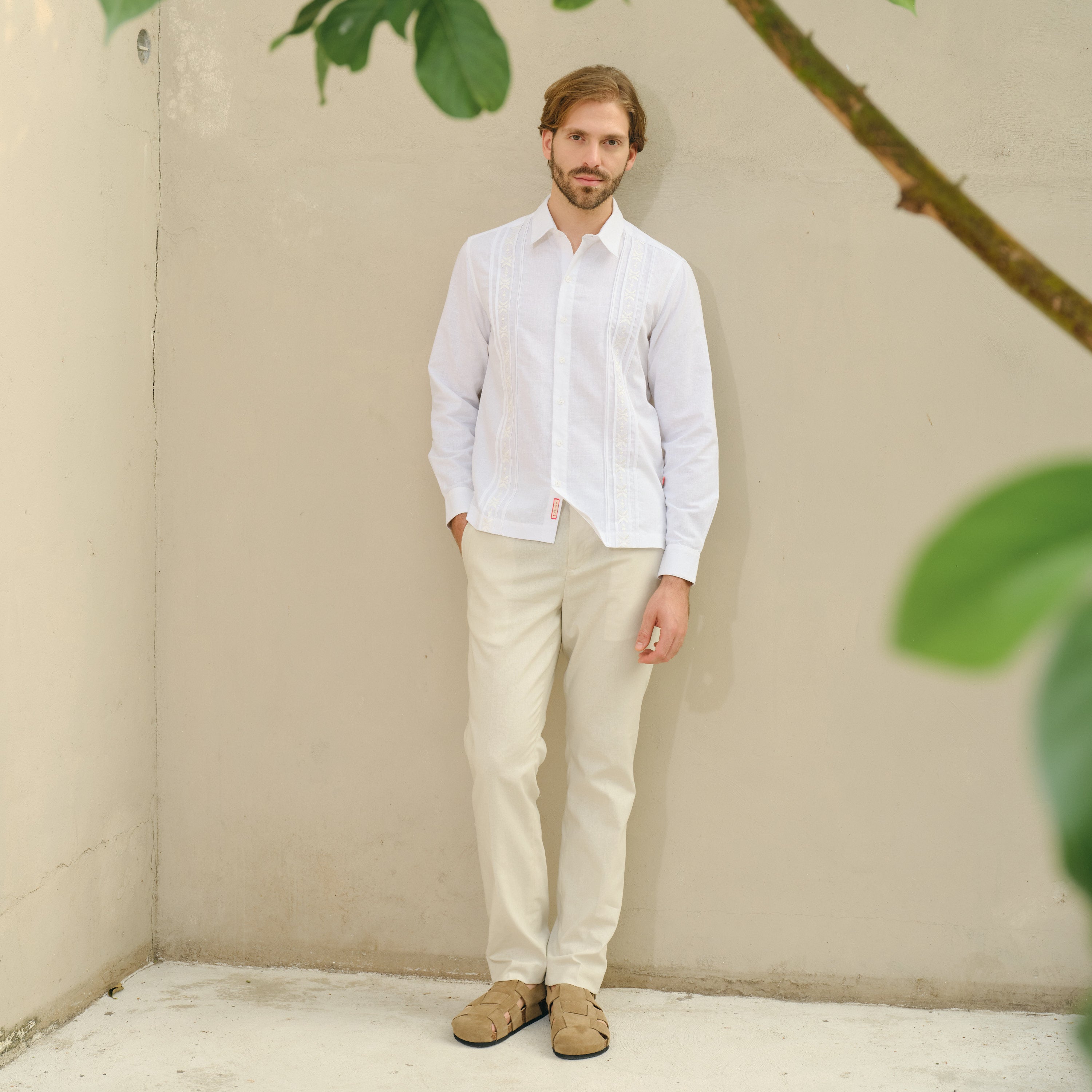 Outfit para boda en la playa  con camisa olea